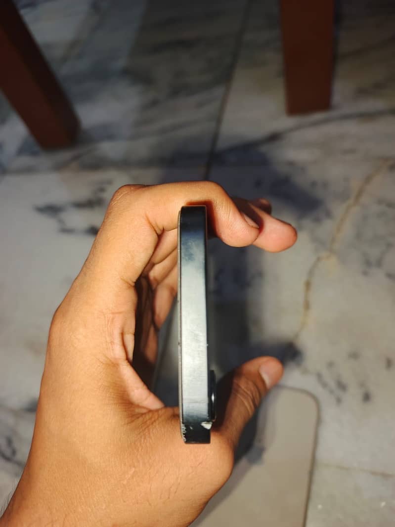 Apple iPhone 17e 1