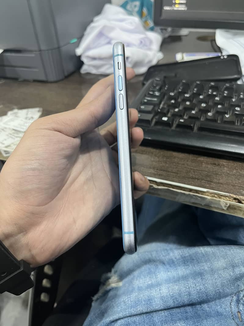 Apple iPhone XR 4