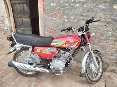 bike blkul new h koi scratch nhi h srf 3000km chli hai 1 hand used