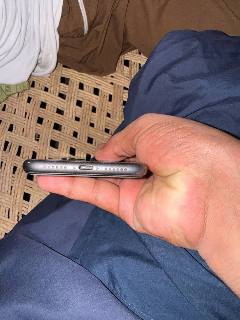 Apple iPhone 11 4