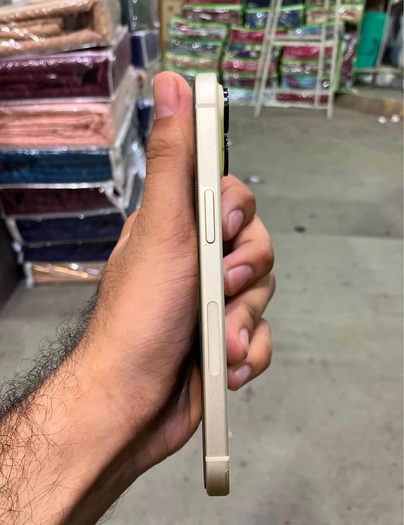 Apple iPhone 15 4