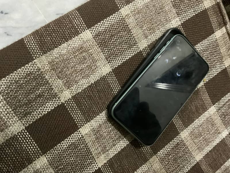 Apple iPhone 11 4