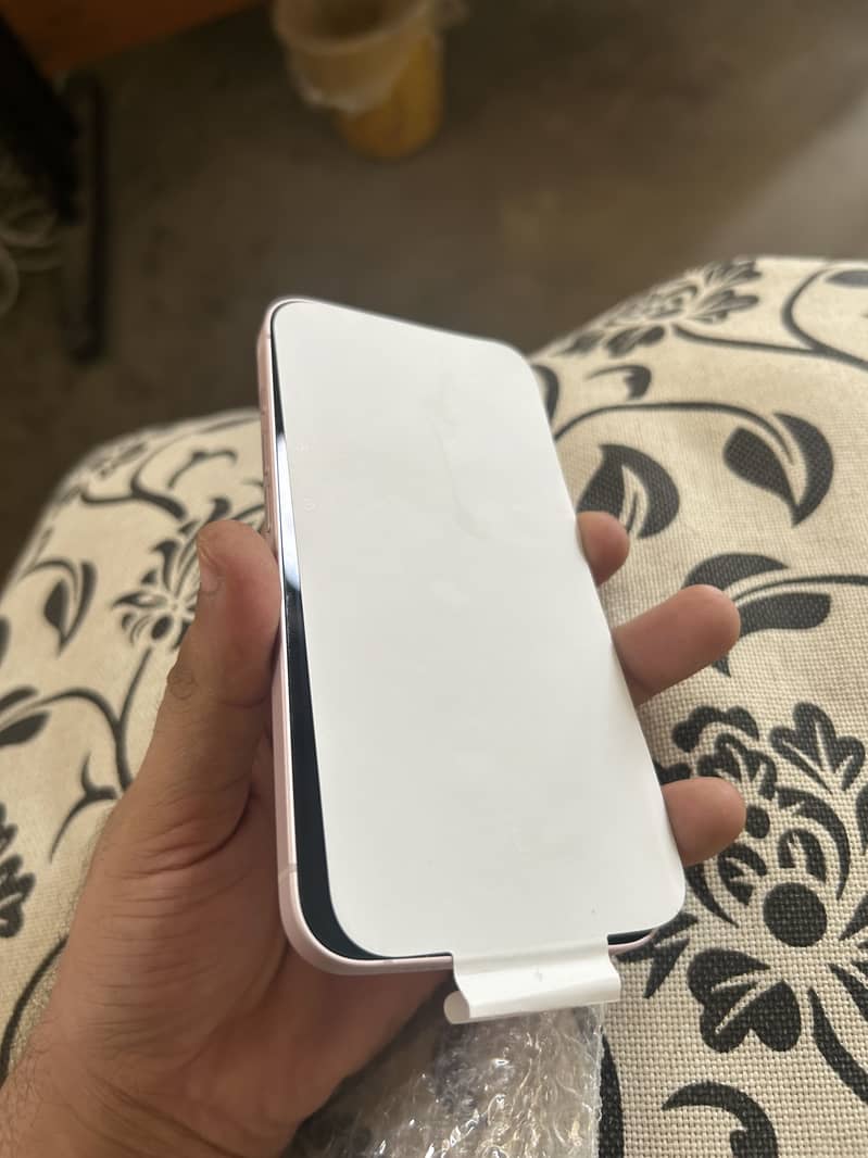 iPhone 17e (Read Ad) 3