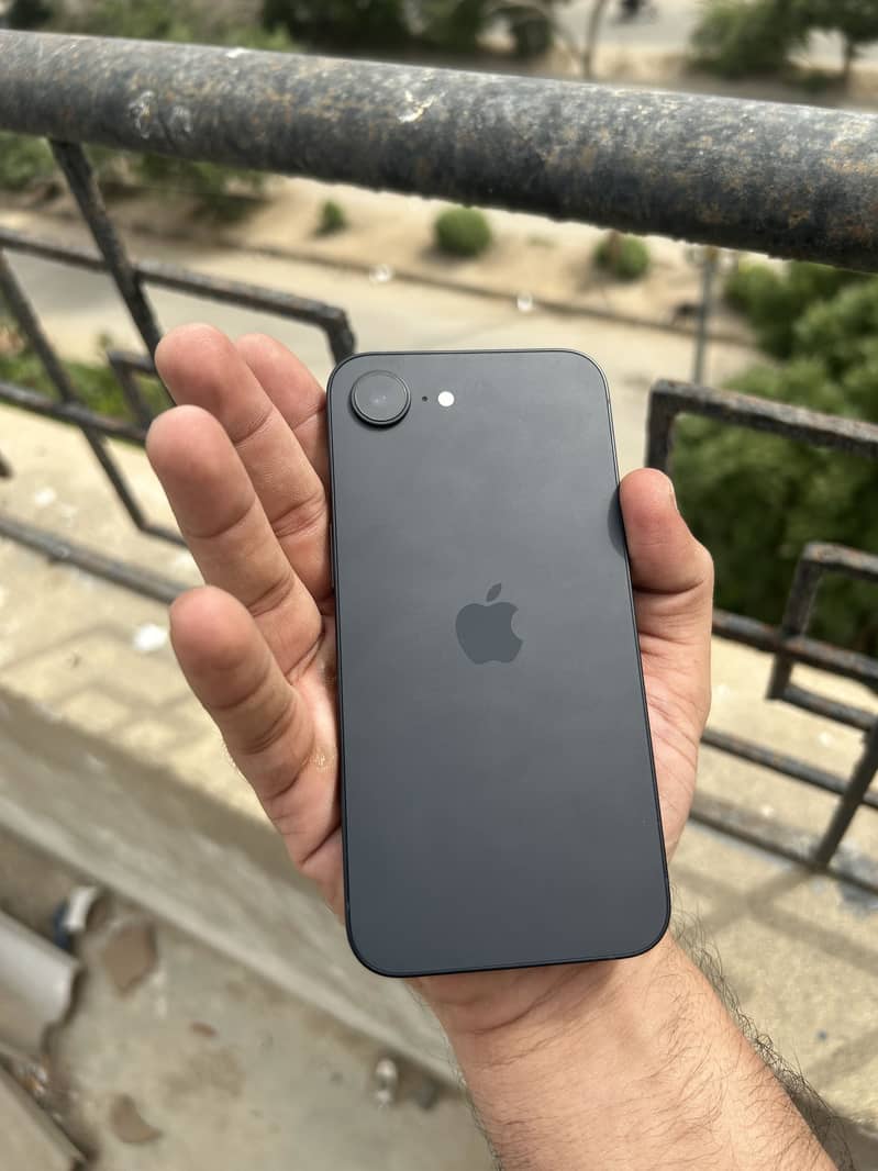 iPhone 17e (Read Ad) 4