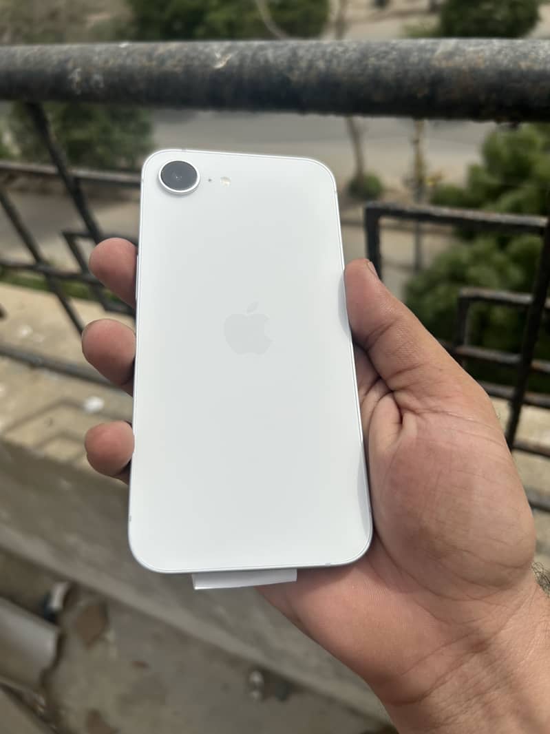 iPhone 17e (Read Ad) 6