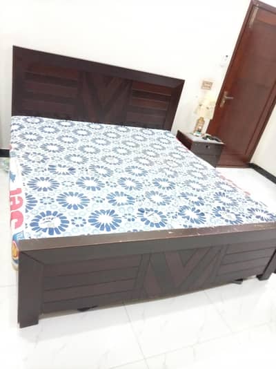 King size bed with side tables matress  good conditiom matress 6 inch