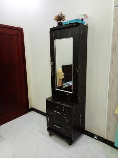 modern dressing table moveable 6.5 foot lenght 2 foot width with tyres
