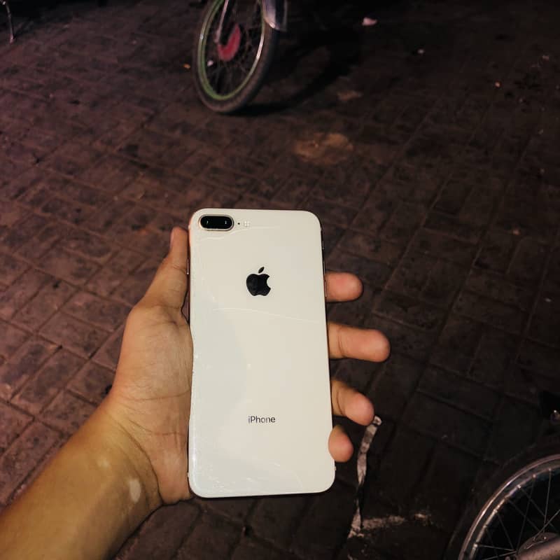 Apple iPhone 8 Plus 4