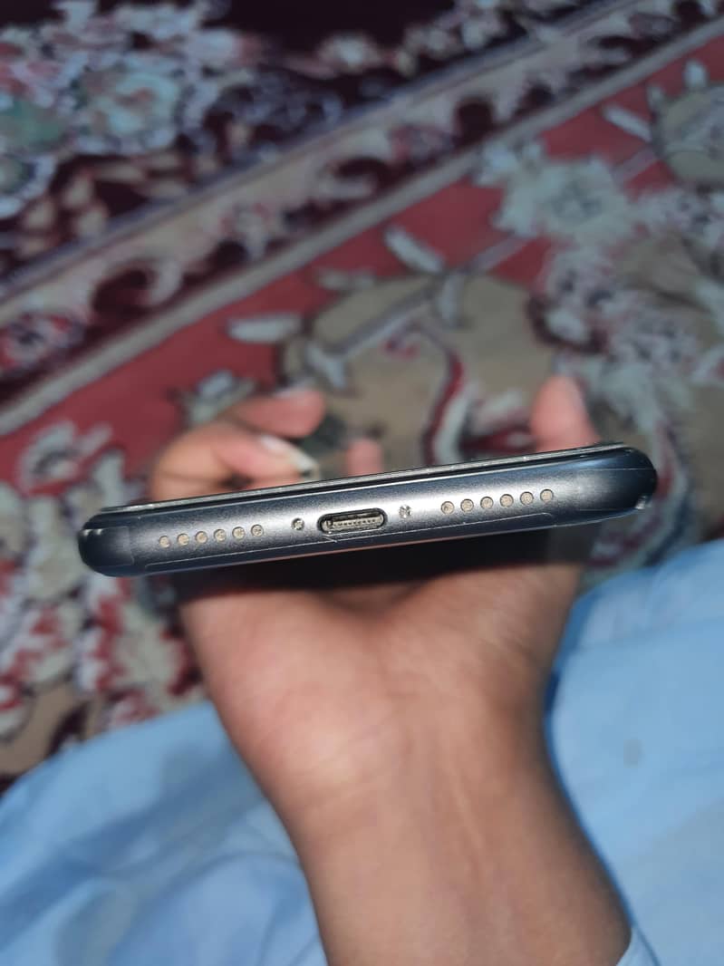 Apple iPhone 11 4