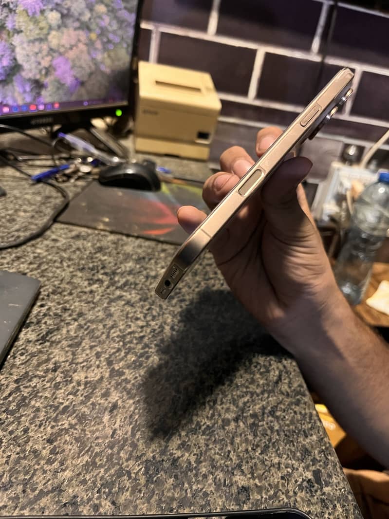 Apple iPhone 16 Pro Max 3