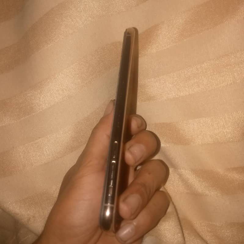 Apple iPhone XS Max 5