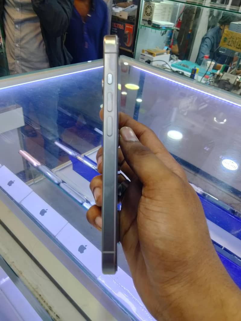 Apple iPhone 15 Pro 4