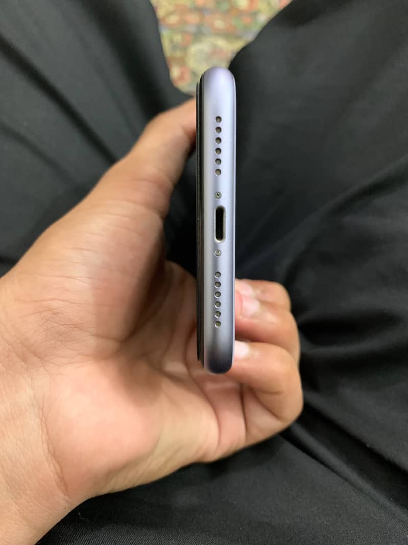 Apple iPhone 11 4