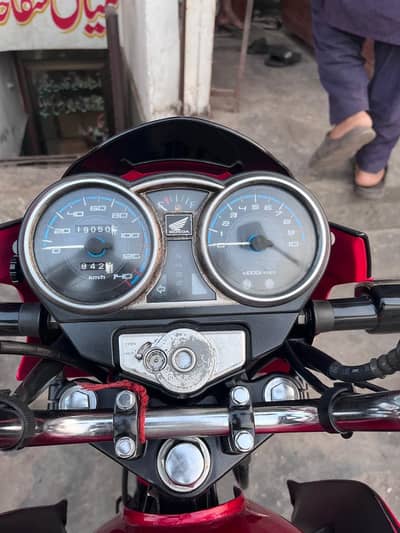 Honda CB 150F Model he. 2021 ko li thi condition 10/9.
