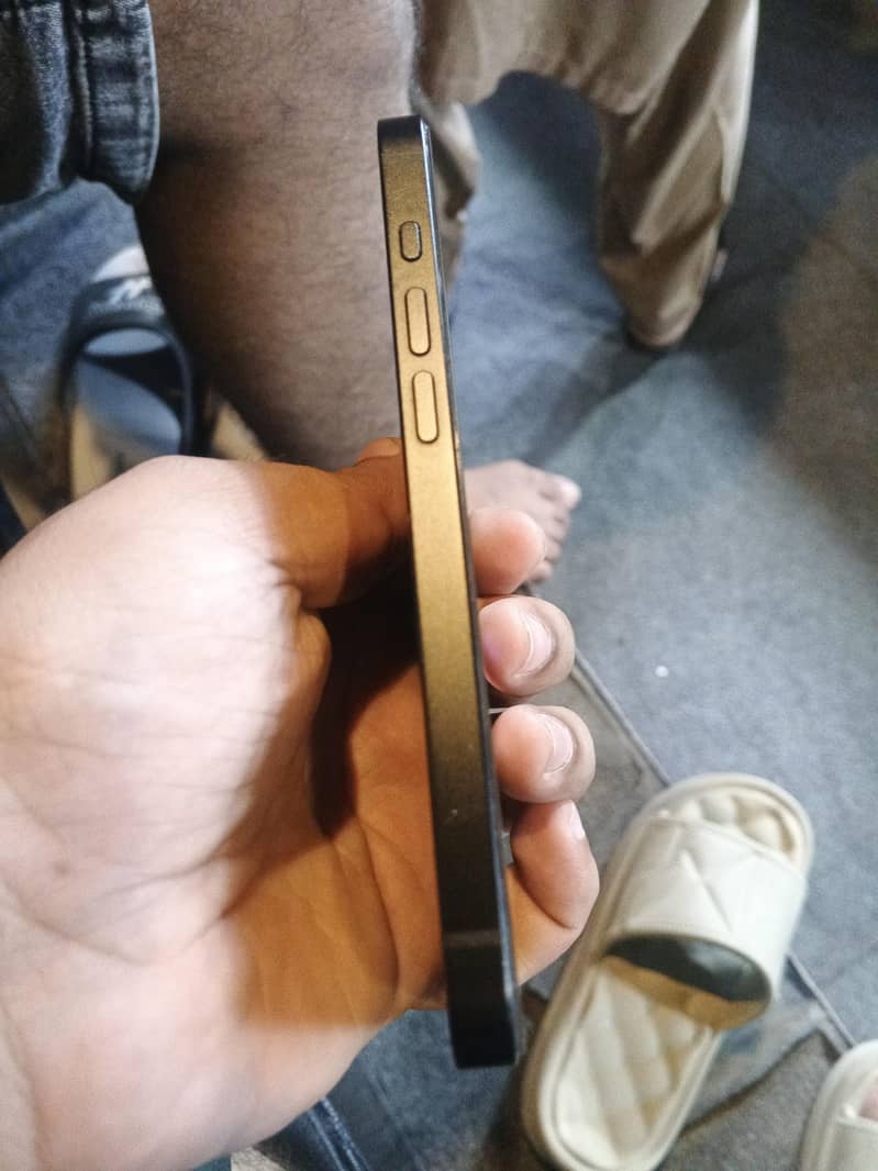 Apple iPhone 16e 2