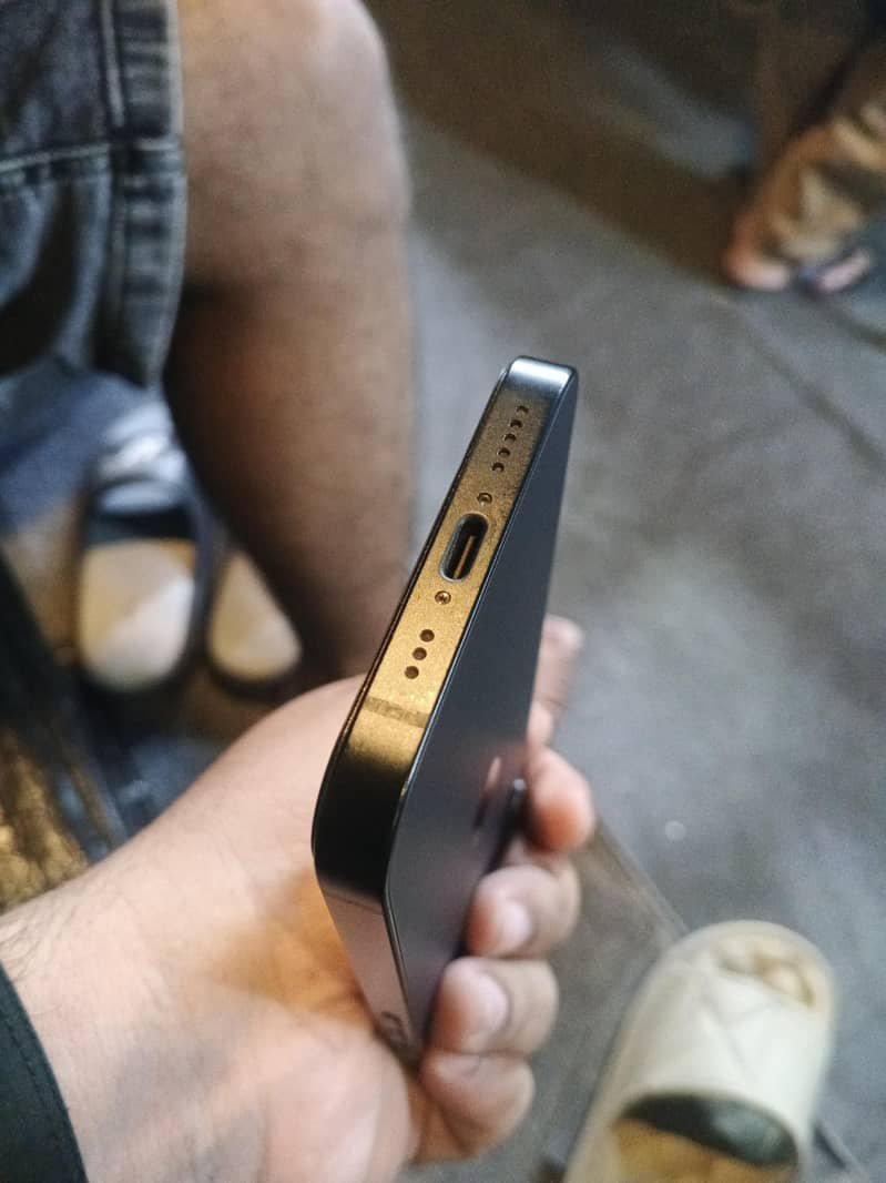 Apple iPhone 16e 3