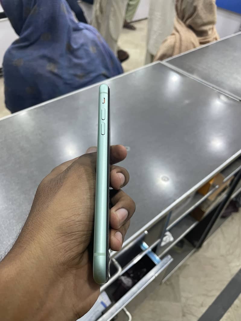 Apple iPhone 11 4