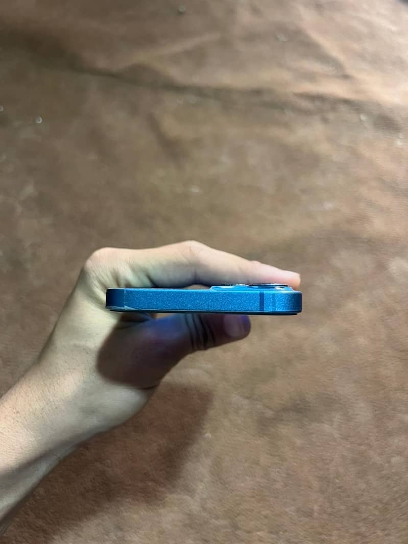 Apple iPhone 13 8