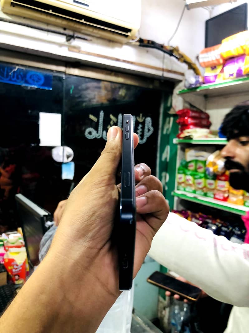 Apple iPhone 12 4