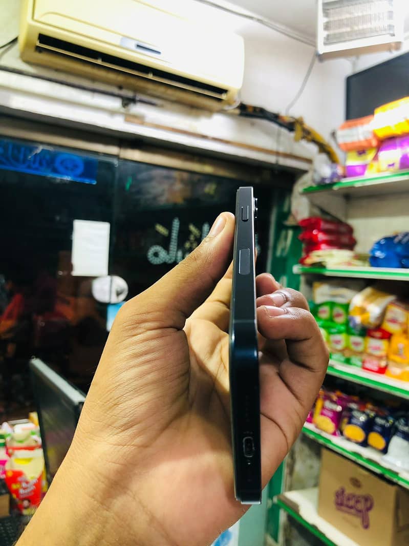 Apple iPhone 12 6