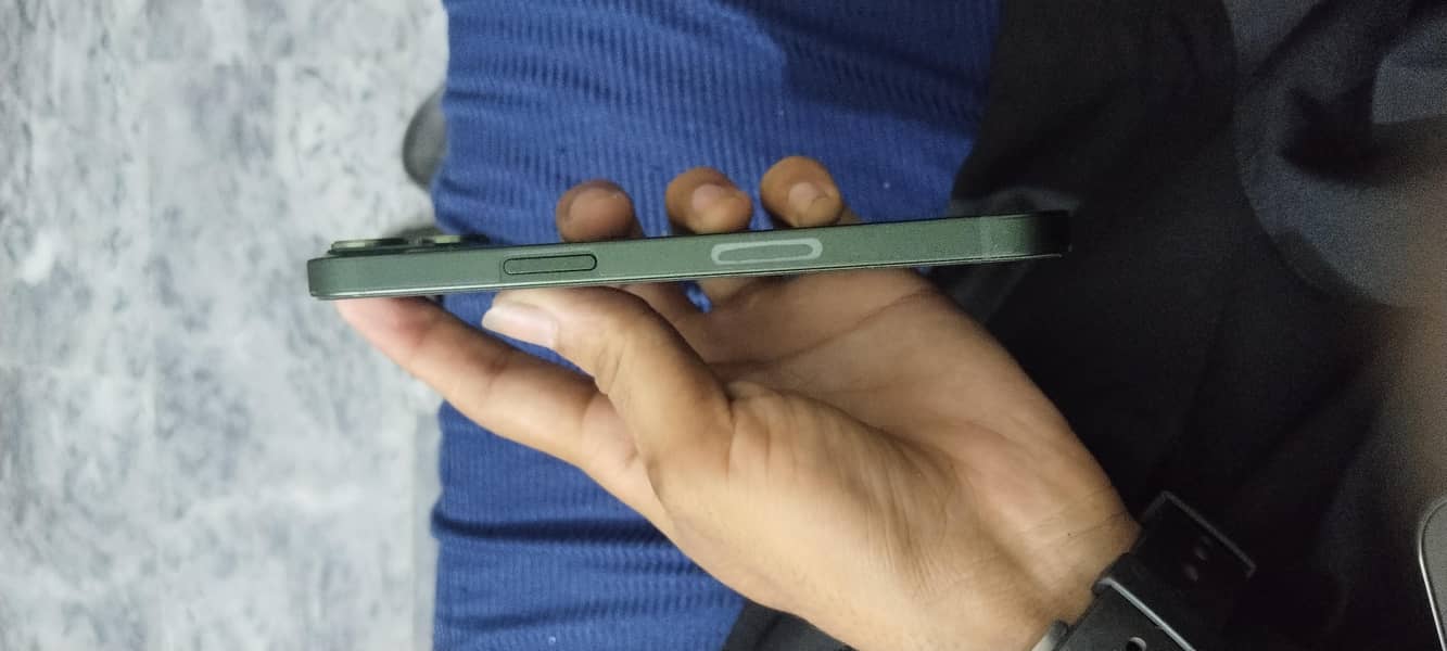 Apple iPhone 13 5