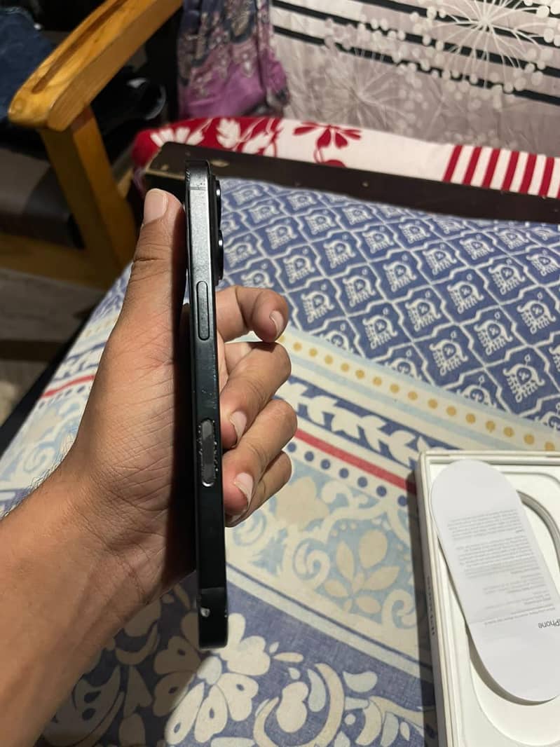 Apple iPhone 16 2