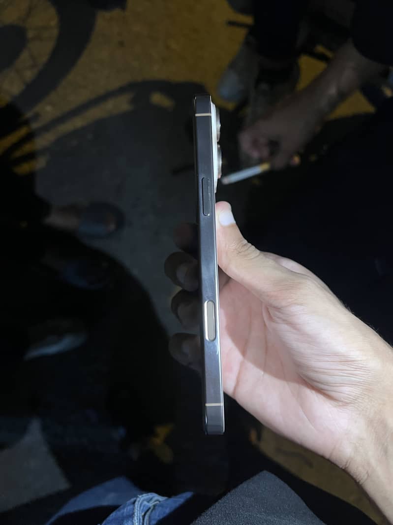 Apple iPhone 16 Pro Max 2