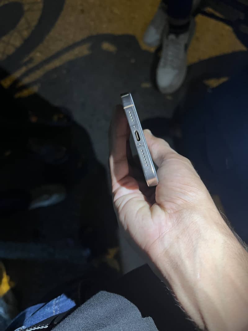 Apple iPhone 16 Pro Max 6