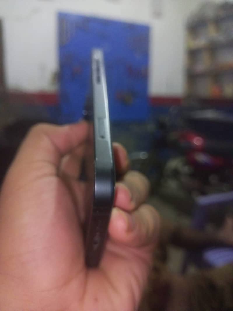 Apple iPhone 13 5