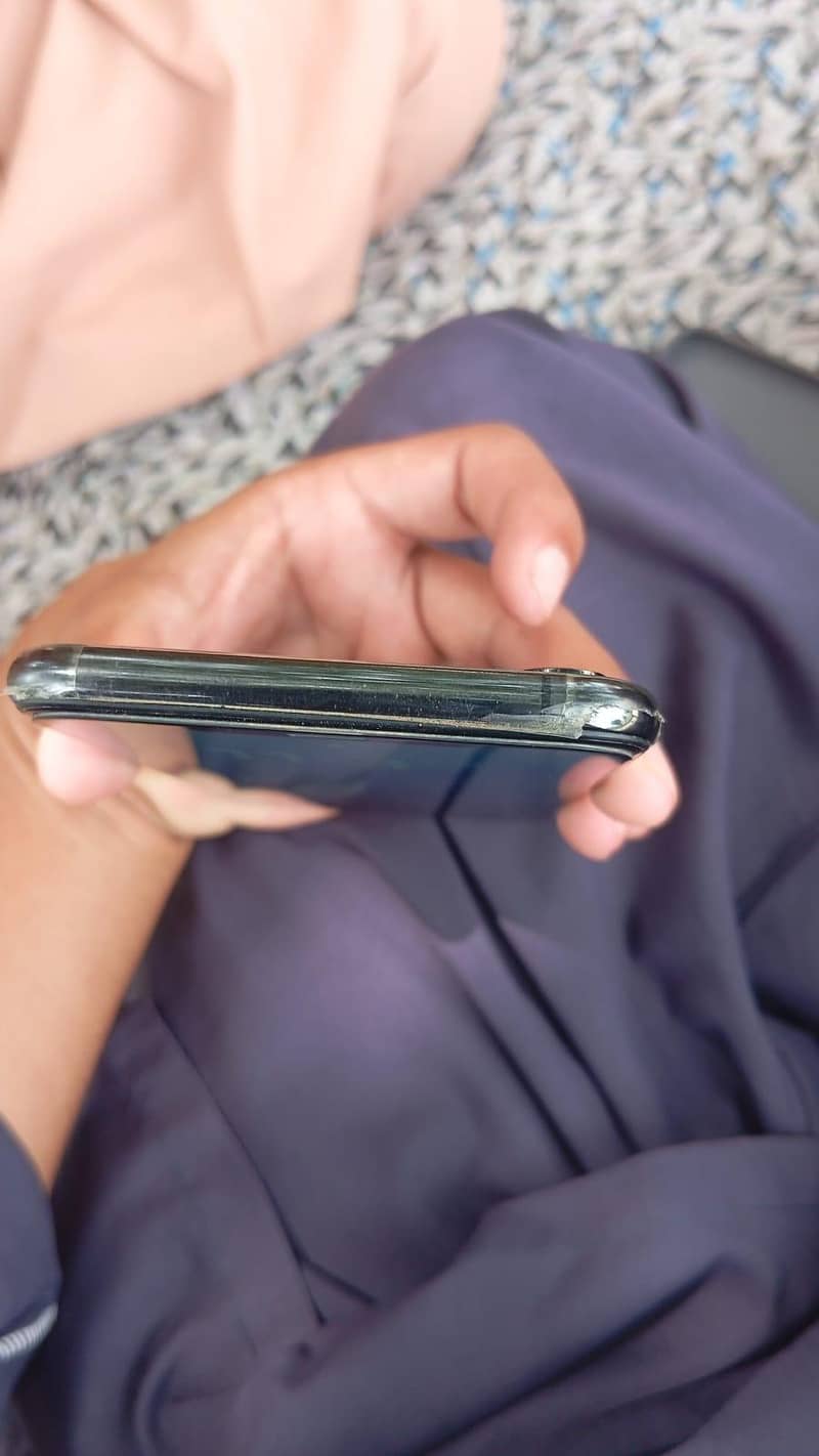 Apple iPhone XS Max 4
