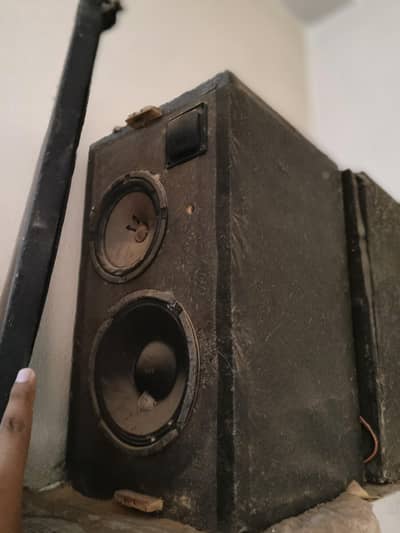woofer johri ha bhot kaml hn bhot awaz ha or base bi achi ha