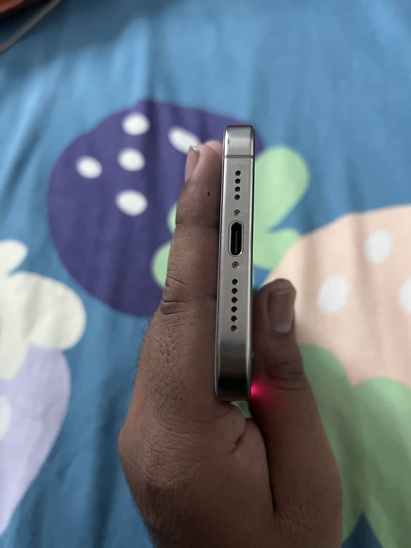 Apple iPhone 15 Pro Max 4
