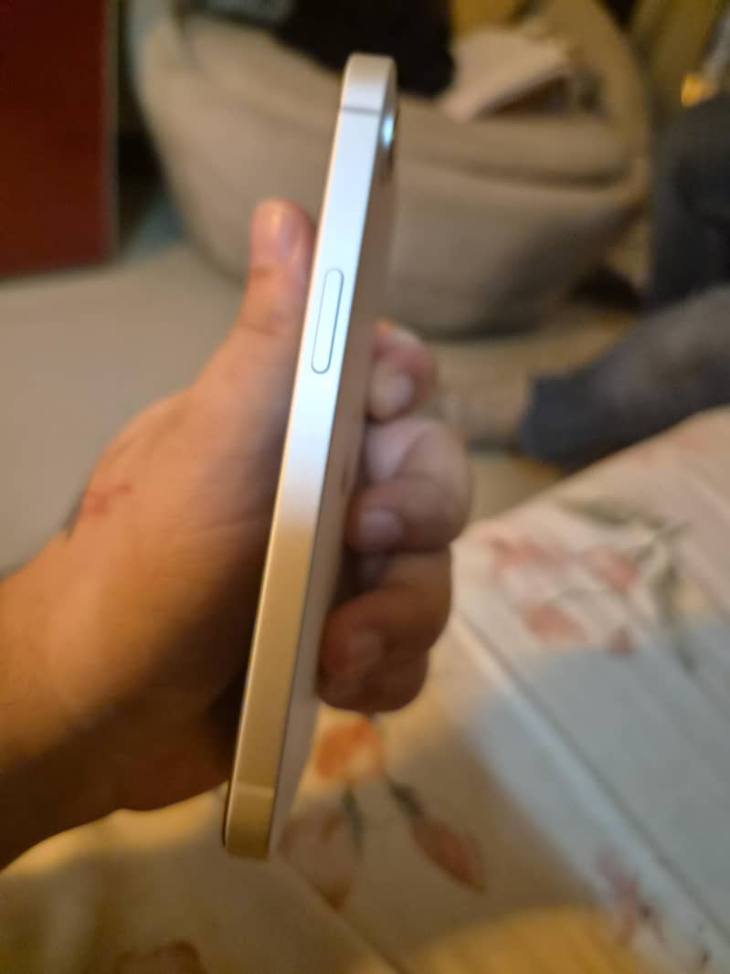 Apple iPhone 16e 1