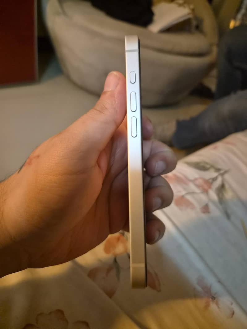 Apple iPhone 16e 2