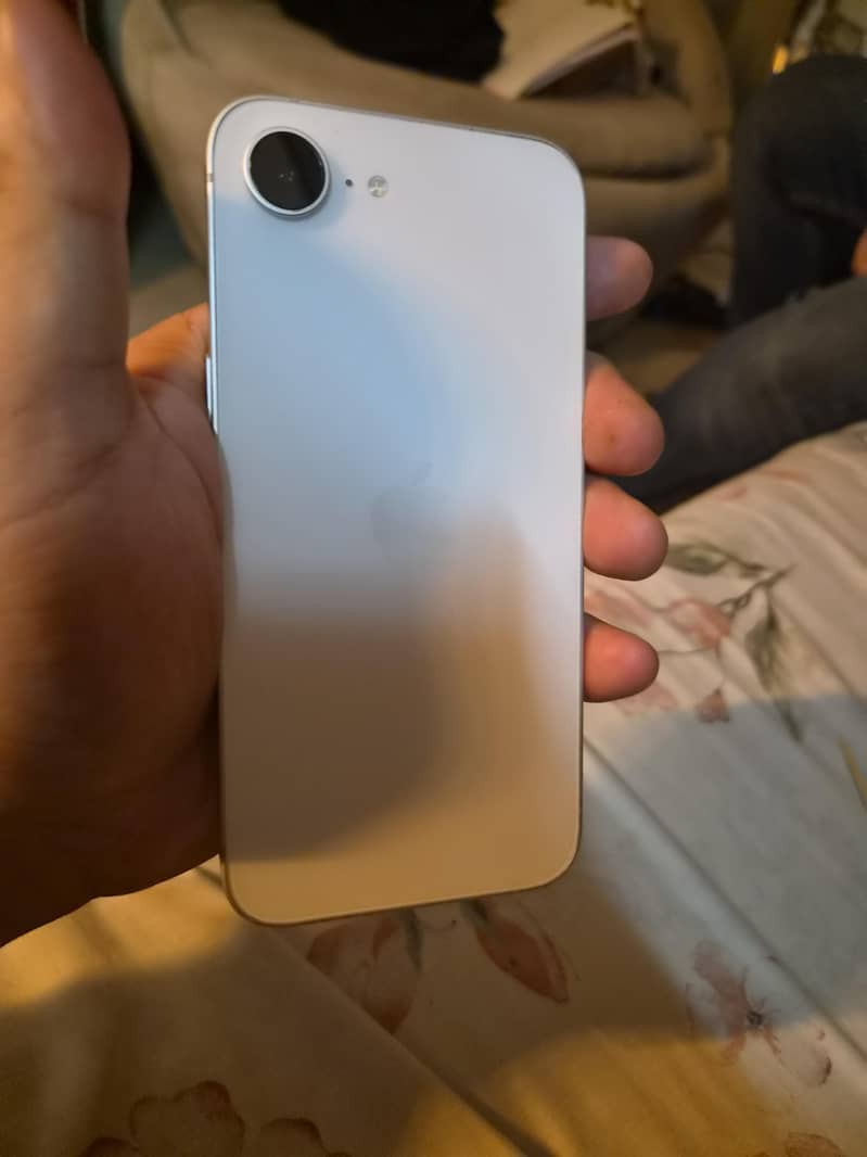 Apple iPhone 16e 4