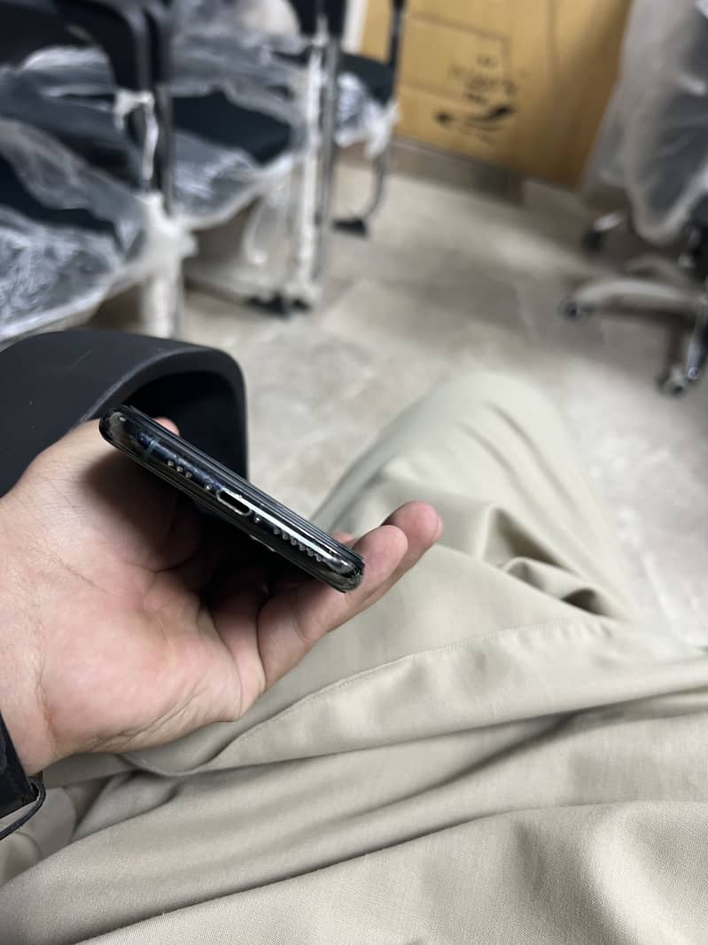 Apple iPhone 11 Pro 4