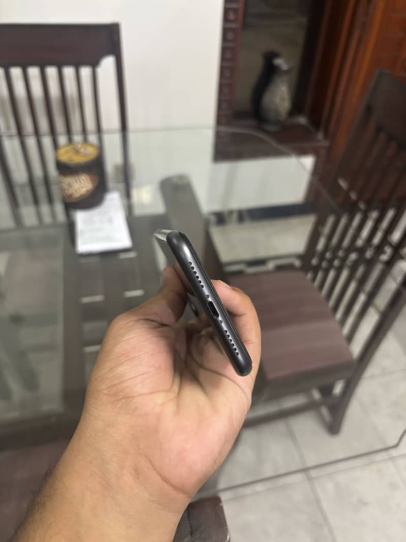 Apple iPhone 11 4