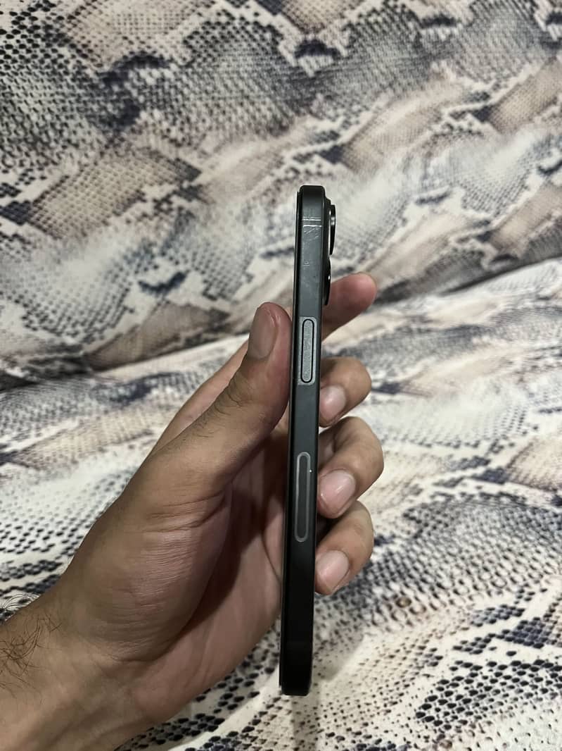 Apple iPhone 15 4