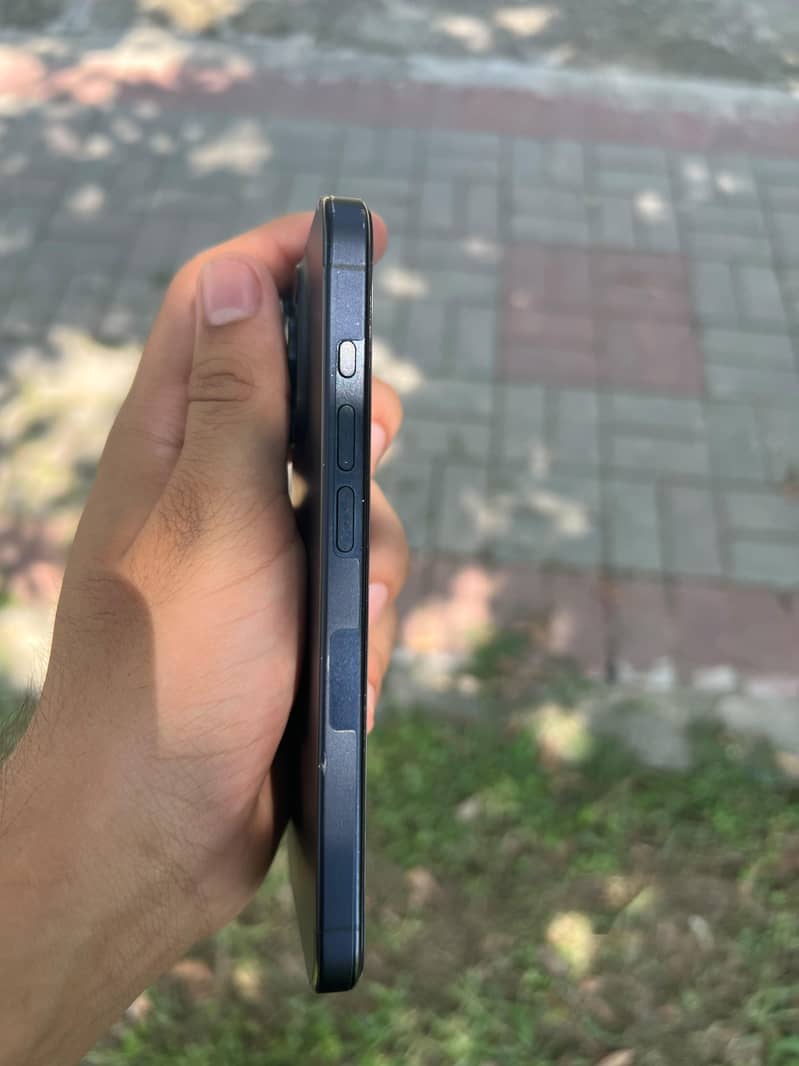 Apple iPhone 15 Pro 3