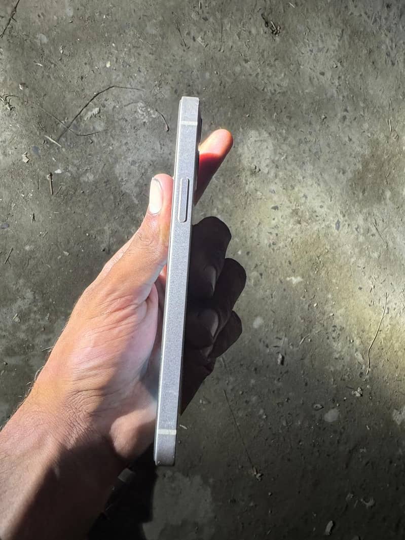 Apple iPhone 12 4