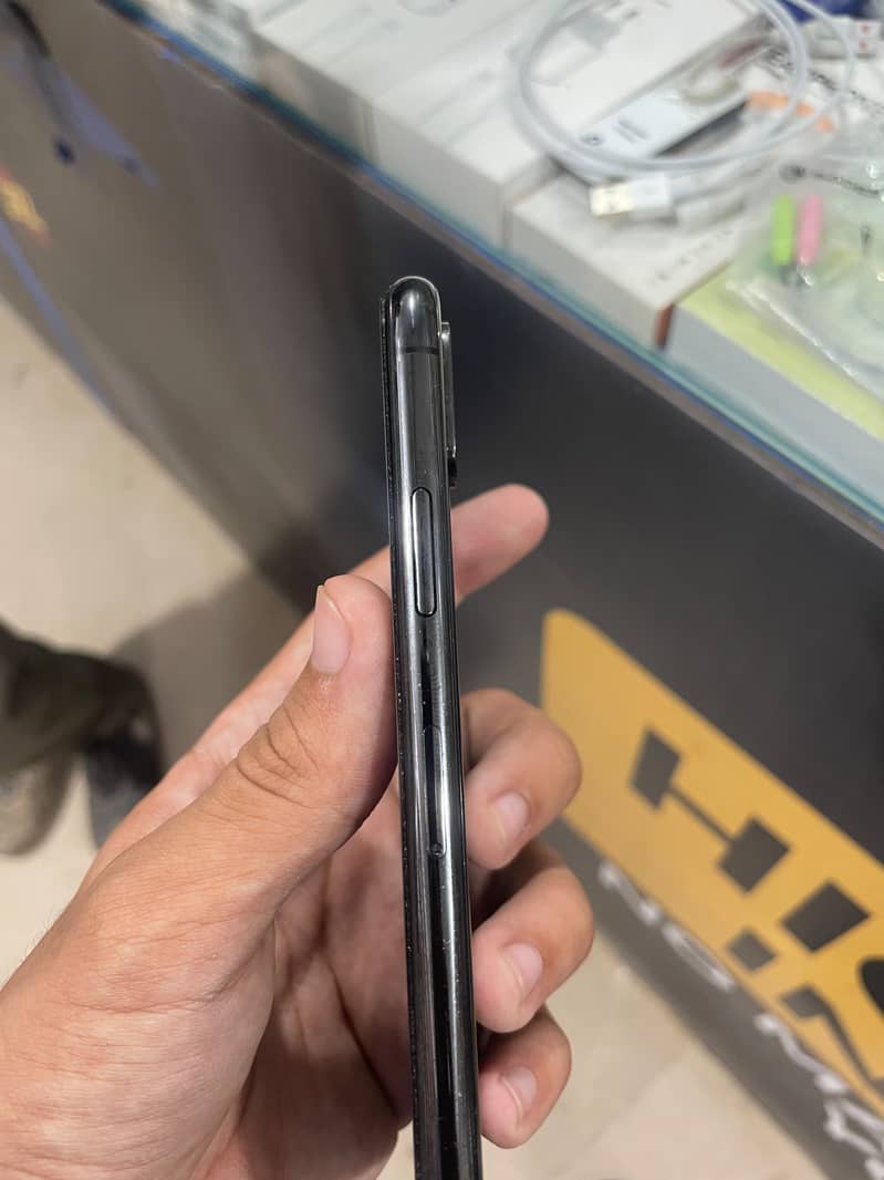 Apple iPhone X 4
