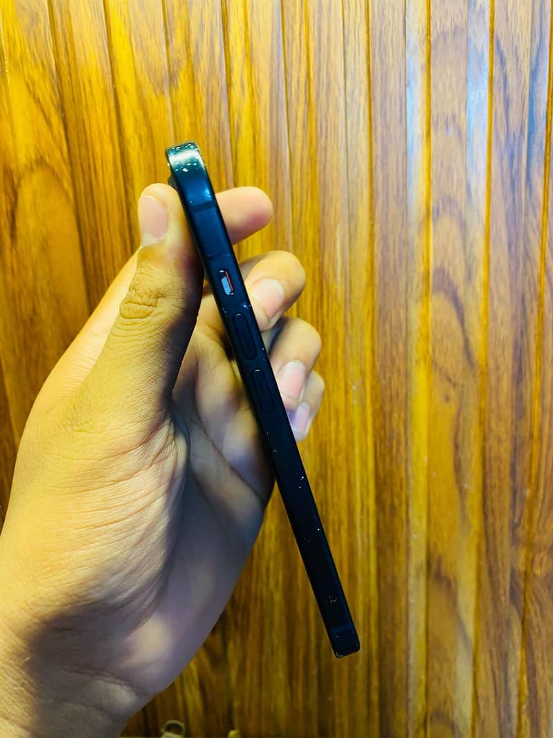 iPhone 15 6