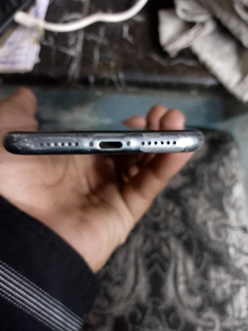 Apple iPhone 11 4