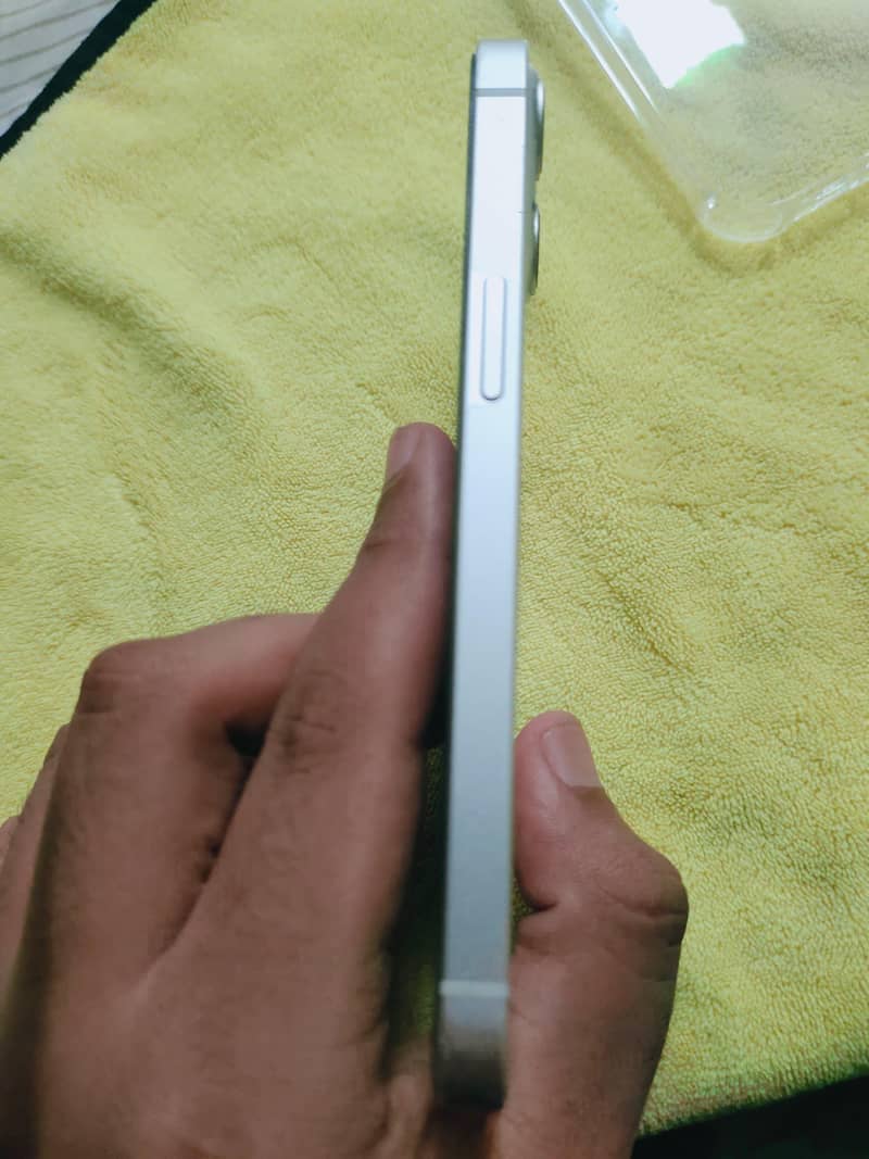 Apple iPhone 13 2