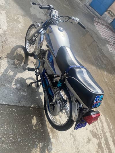 Silver colour bike set Available (final price) add par lai