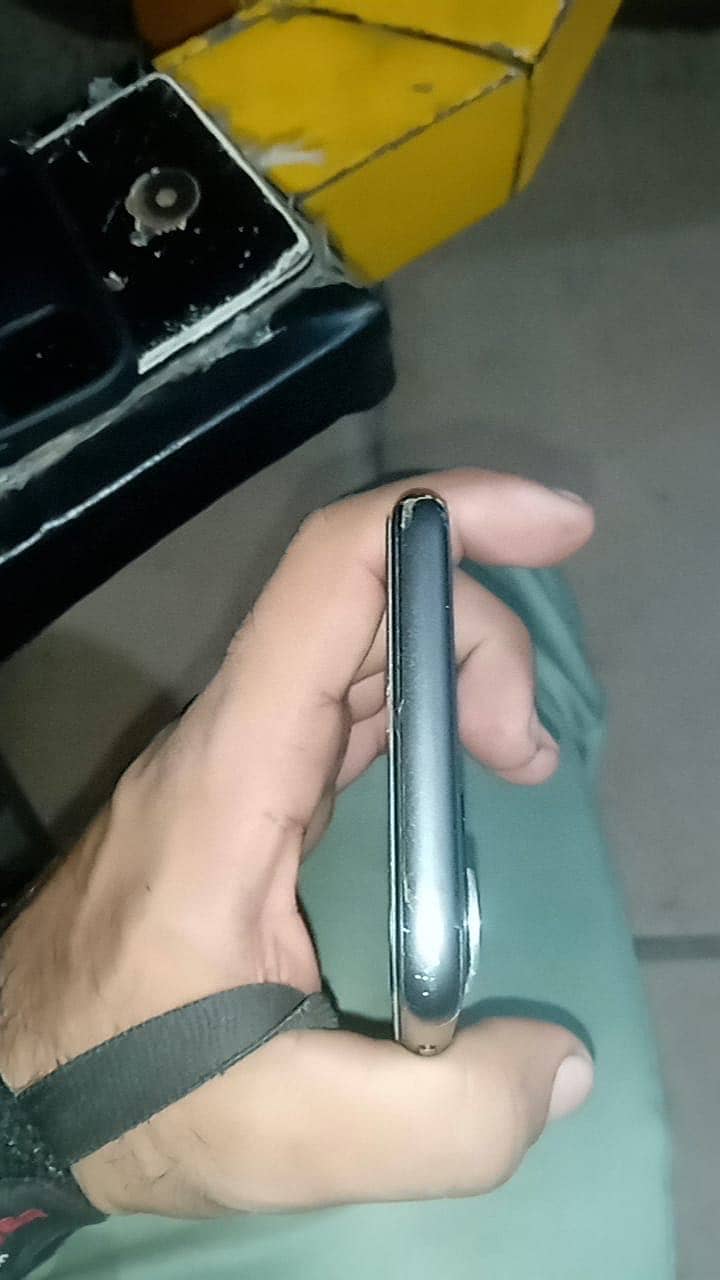Apple iPhone 11 4