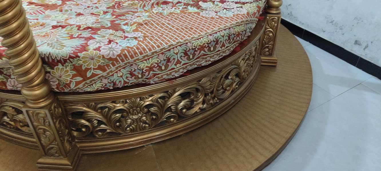 round bed 10