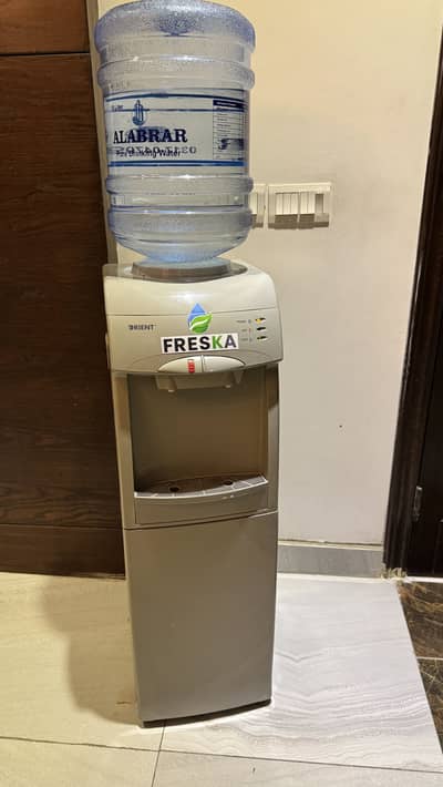 Orient dispenser
