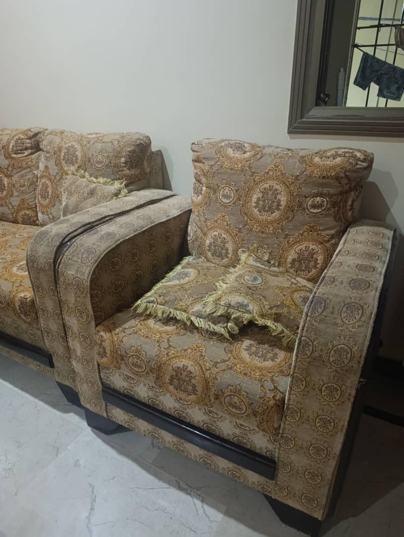 8 setter sofa set 10/9 condition 4