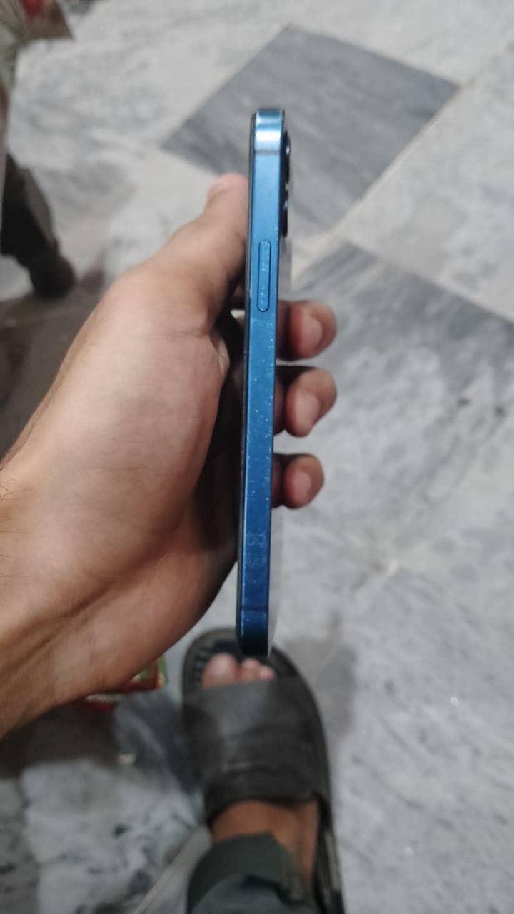 Apple iPhone 12 4